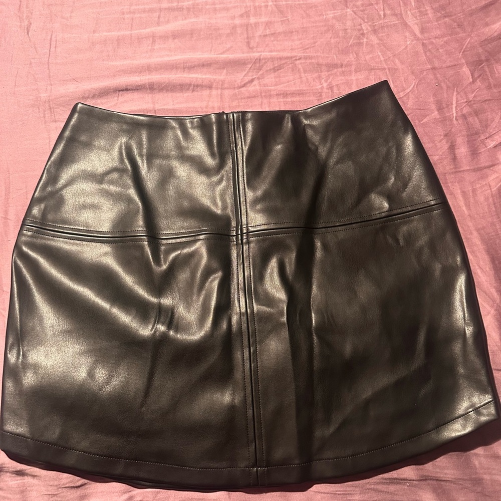 Women’s faux leather mini skirt